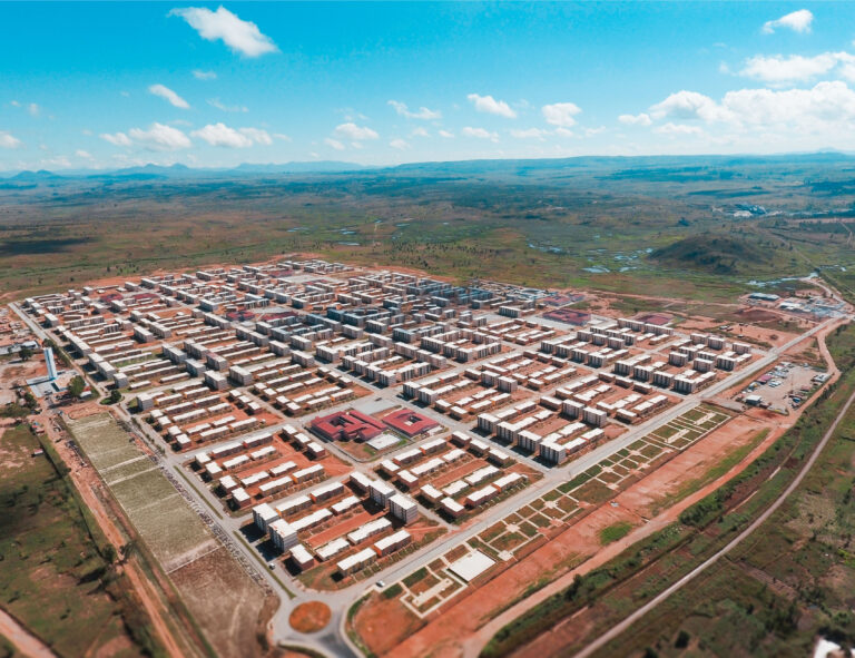Home to 4,001 housing units and 240 commercial spaces, the Caála Huambo centrality provides modern living conditions for over 28,000 residents, supporting urban development and access to essential services in Huambo Province.